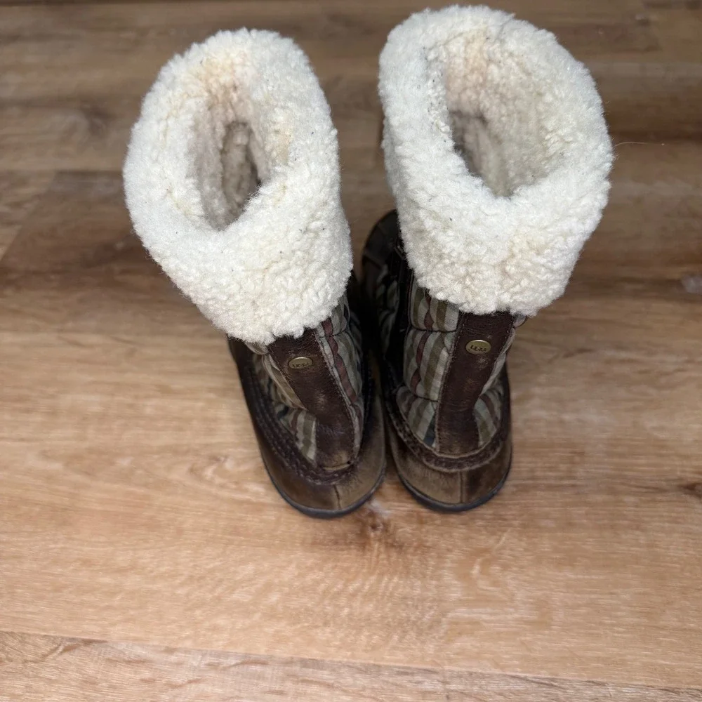 UGG Australia Women's Plaid Lined Winter‎ Boots Size 7 Waterproof Event Casual